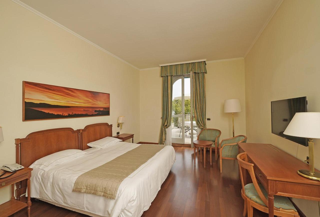 Hotel Savoy Palace Gardone Riviera Bagian luar foto