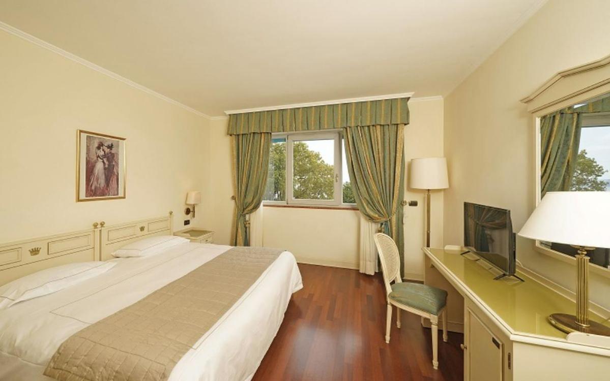 Hotel Savoy Palace Gardone Riviera Bagian luar foto