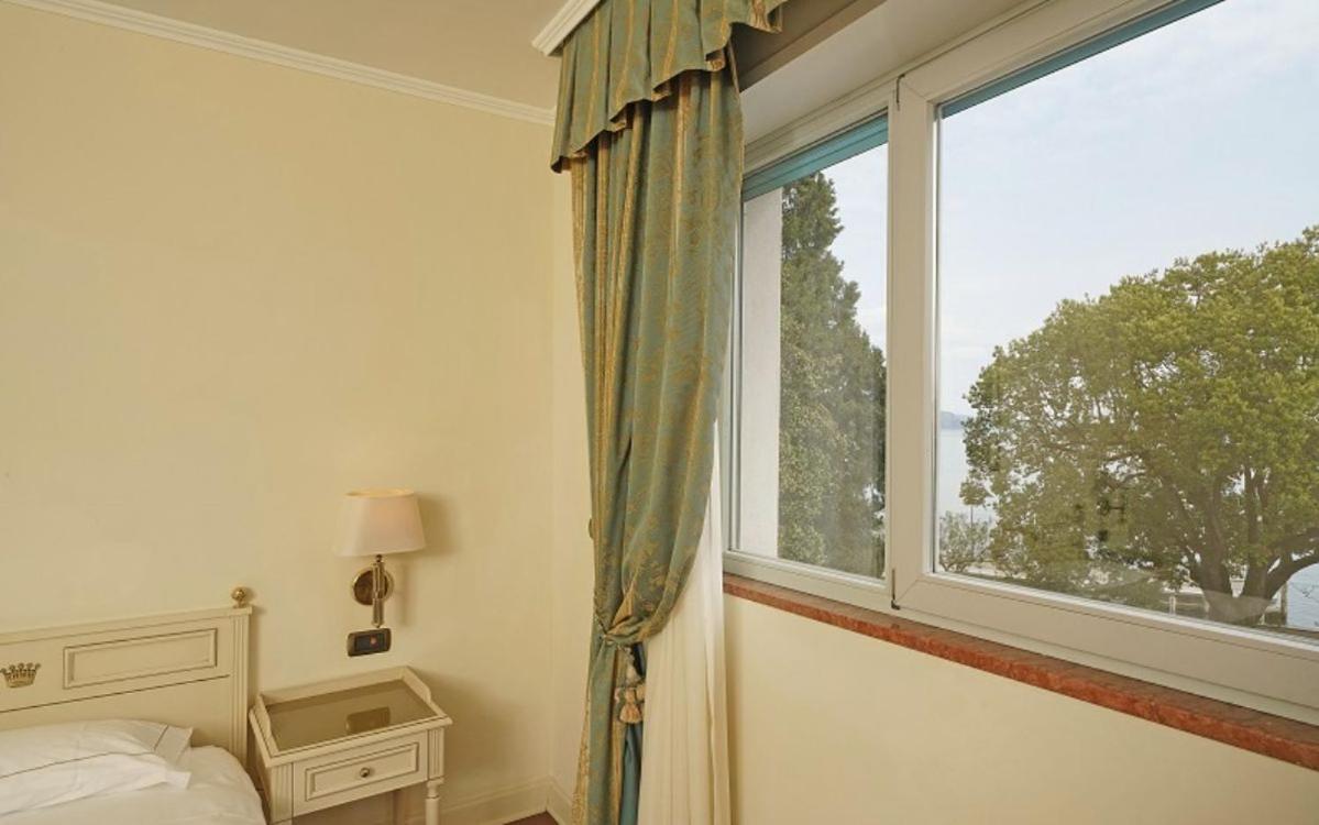Hotel Savoy Palace Gardone Riviera Bagian luar foto