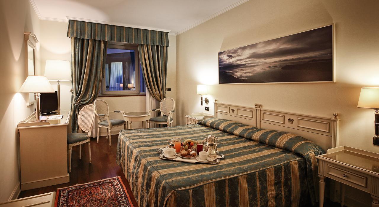 Hotel Savoy Palace Gardone Riviera Bagian luar foto