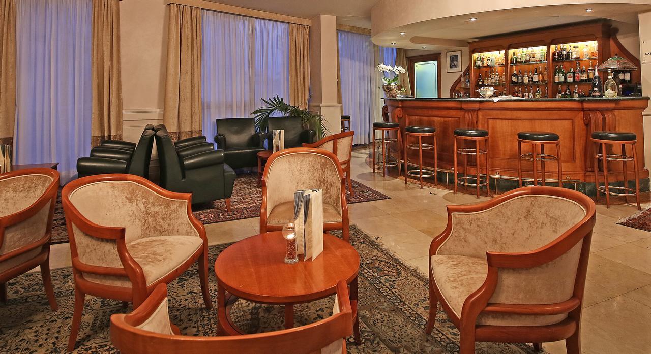 Hotel Savoy Palace Gardone Riviera Bagian luar foto