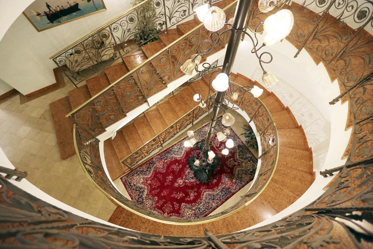 Hotel Savoy Palace Gardone Riviera Bagian luar foto