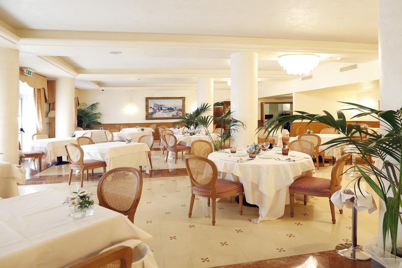 Hotel Savoy Palace Gardone Riviera Bagian luar foto