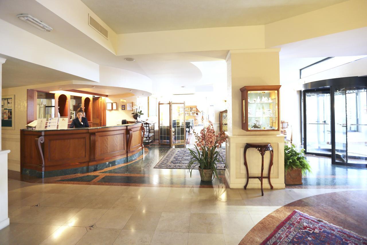 Hotel Savoy Palace Gardone Riviera Bagian luar foto