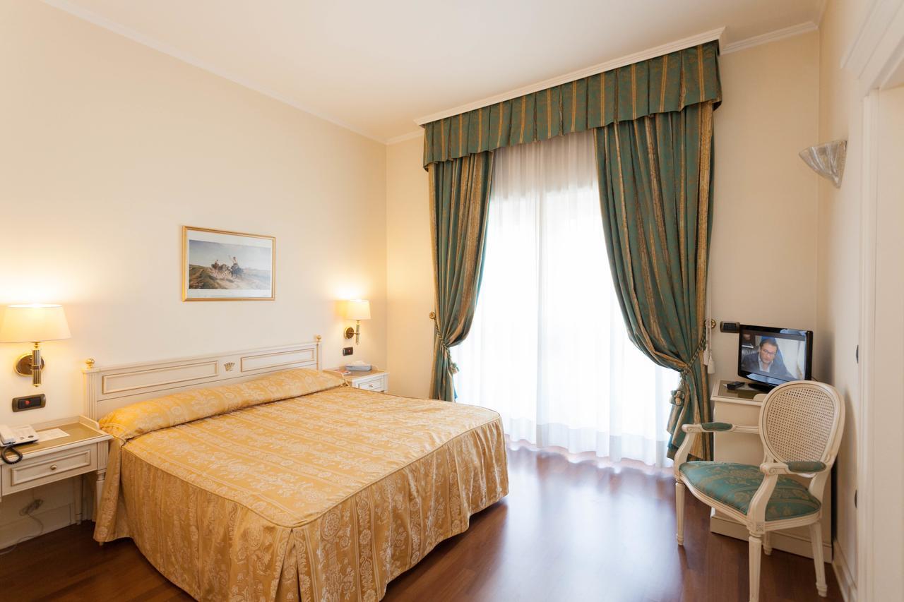 Hotel Savoy Palace Gardone Riviera Bagian luar foto