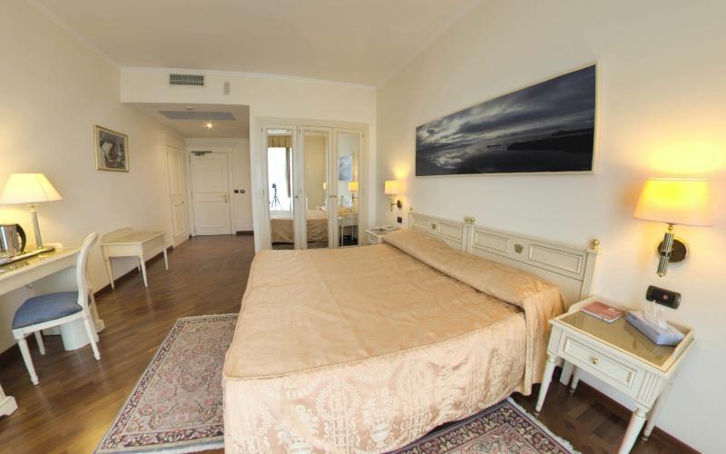 Hotel Savoy Palace Gardone Riviera Bagian luar foto