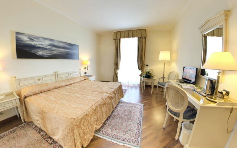 Hotel Savoy Palace Gardone Riviera Bagian luar foto