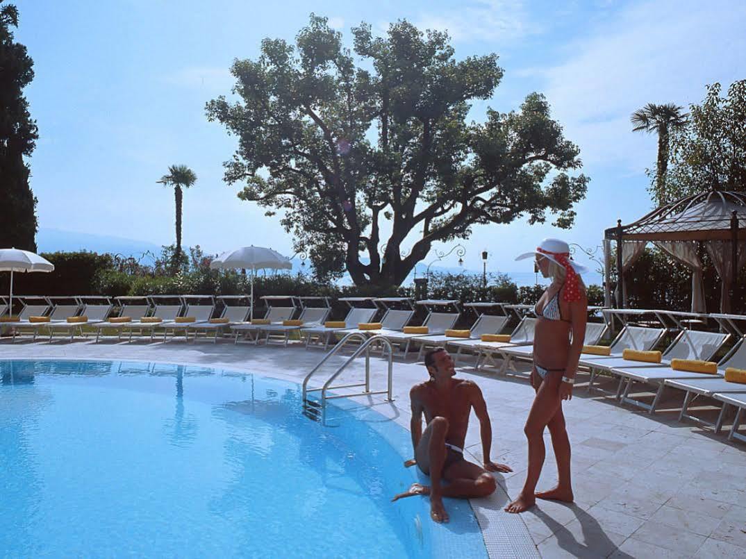 Hotel Savoy Palace Gardone Riviera Bagian luar foto