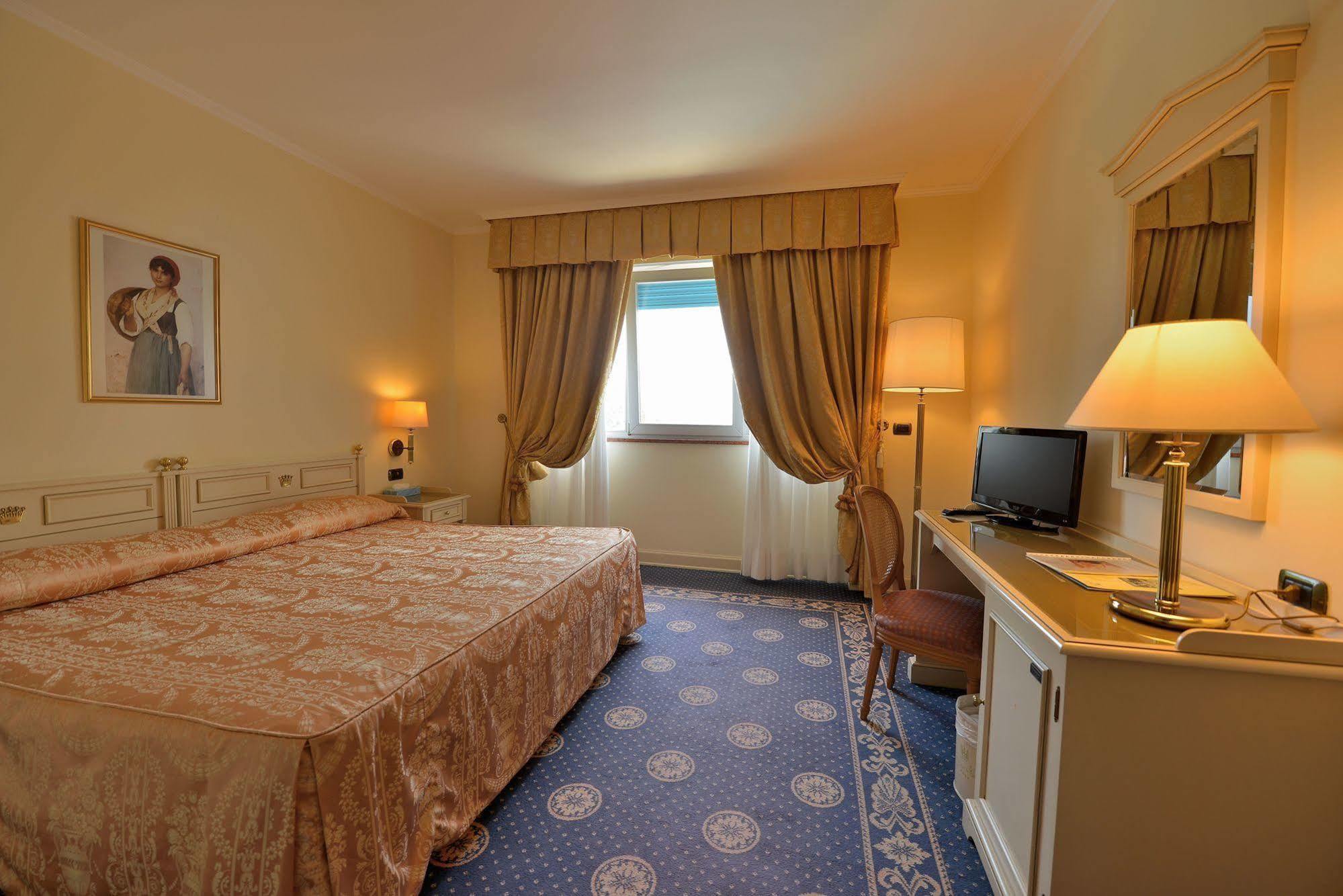 Hotel Savoy Palace Gardone Riviera Bagian luar foto
