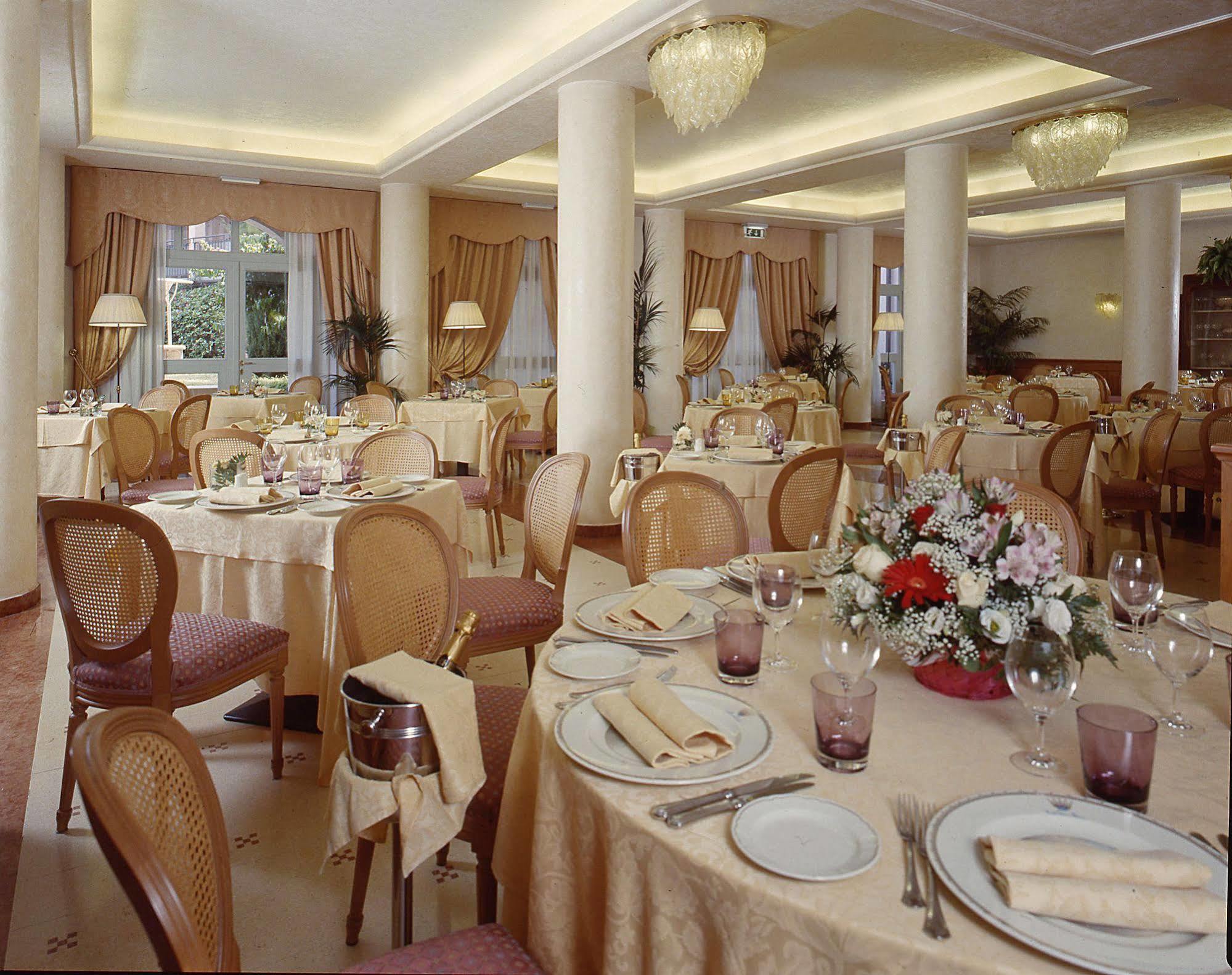 Hotel Savoy Palace Gardone Riviera Bagian luar foto
